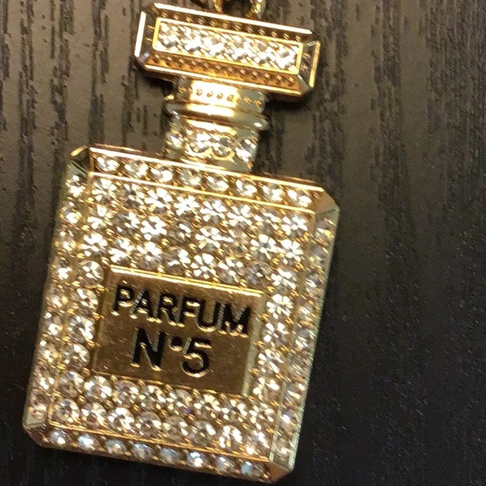 Gold Parfum Key Holder‎